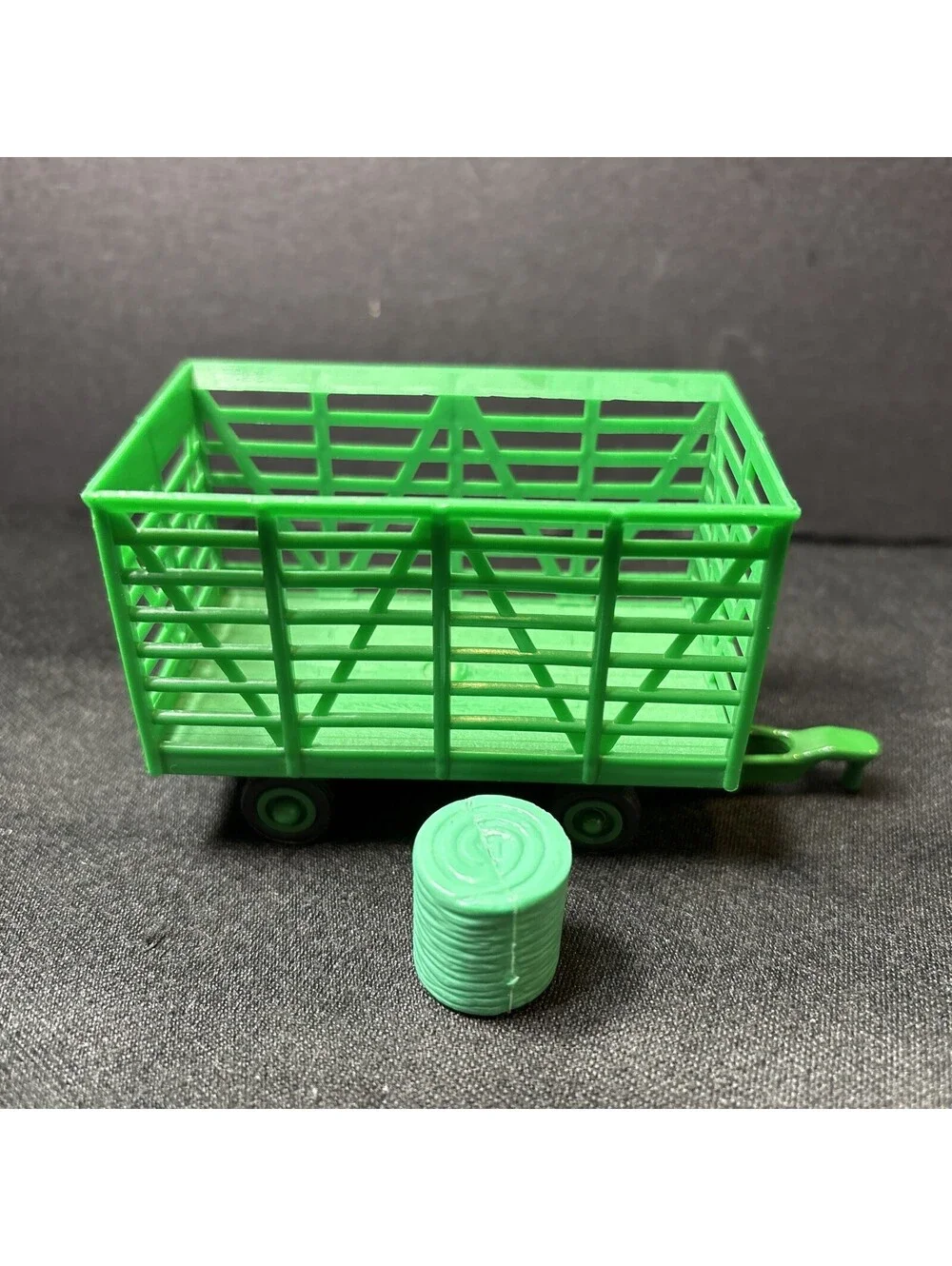 Maisto Tonka 4” Hay Wagon or Trailer with 1 Roll of Hay 2008 Hasbro Co. Green